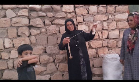 احیای هنر ۳۵۰۰ ساله «نخ و تشی» توسط بانو ی در اسلام‌آبادغرب